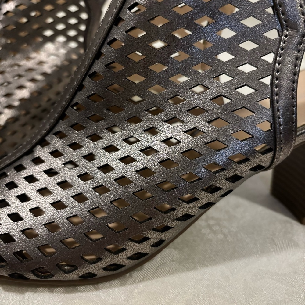 NWOT Liz Claiborne Pewter Sling Back Block Heel, Size 9 - Picture 5 of 12